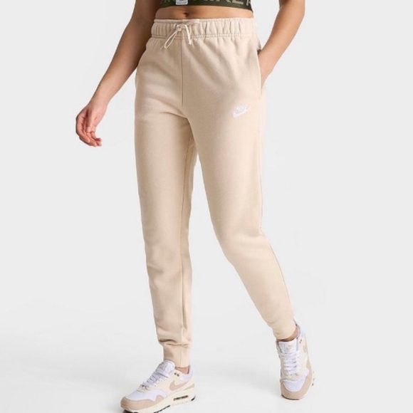 NWT Nike Sportswear Club Fleece Mid-Rise Joggers - Picture 1 of 11
